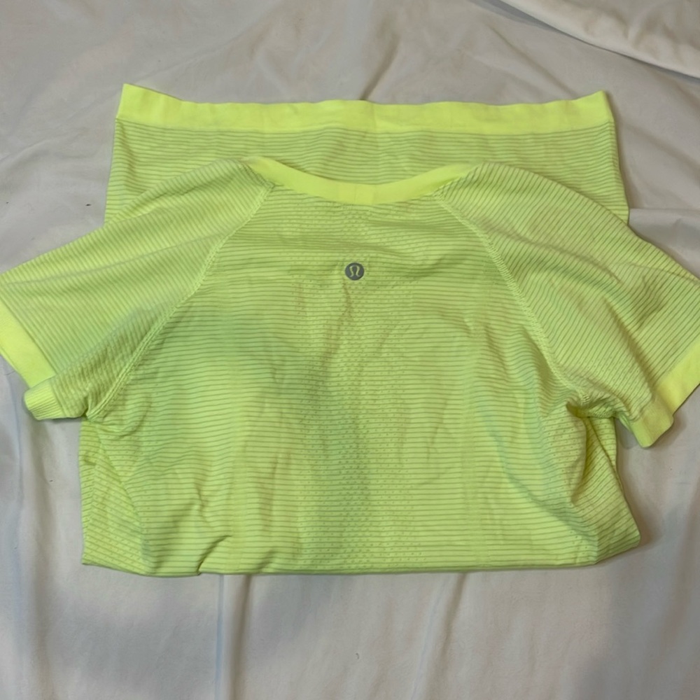 Lululemon Short Sleeve Swiftly Sz 6 in Lime Green